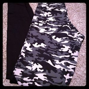 Bum Bum Bacana camo and black leggings